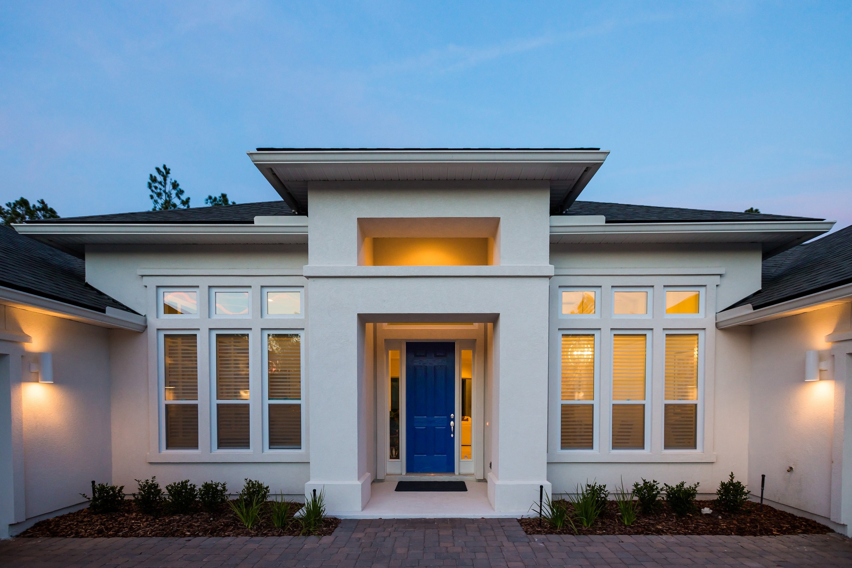 mid-century-modern-home-with-blue-front-door